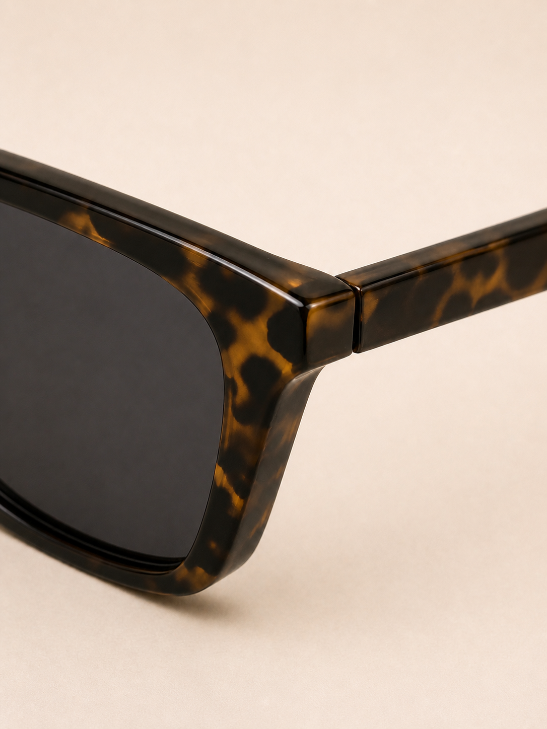 Havana sunglasses hinge detail