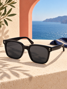 DESSON Arden black square sunglasses — atmosphere terrace.